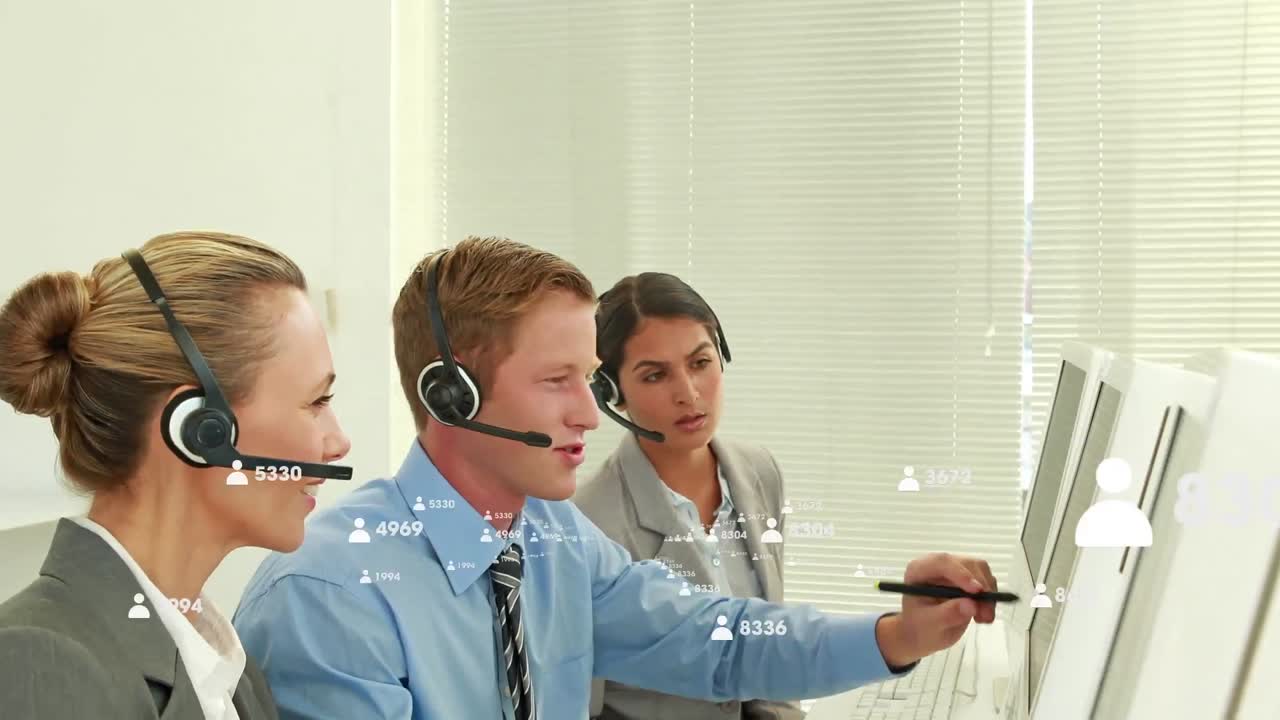 전화 헤드 ⁇ 을 착용 한 사업가 들 위 에서 변화 하는 숫자 들 의 애니메이션