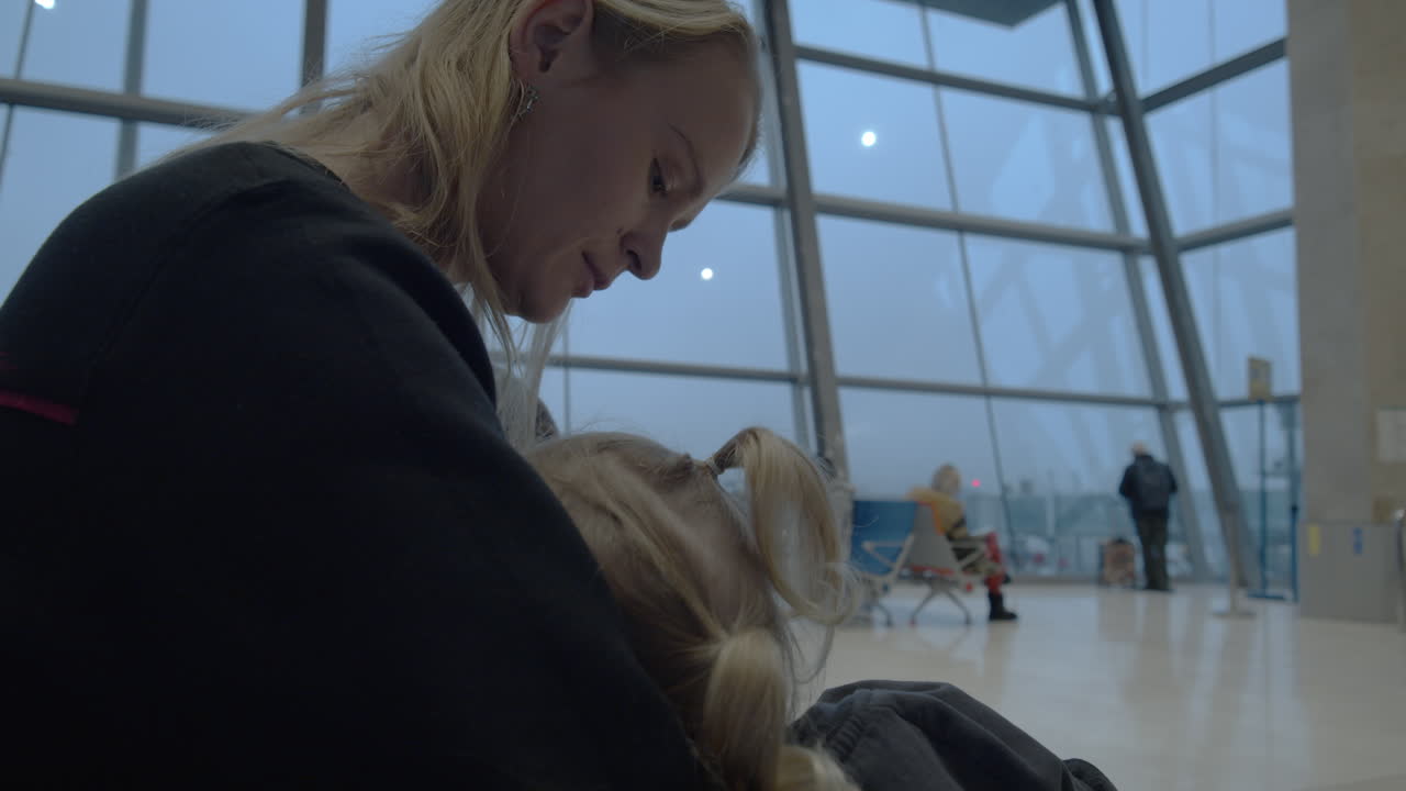 그들은 비행기를 기다리는 데 피곤합니다.