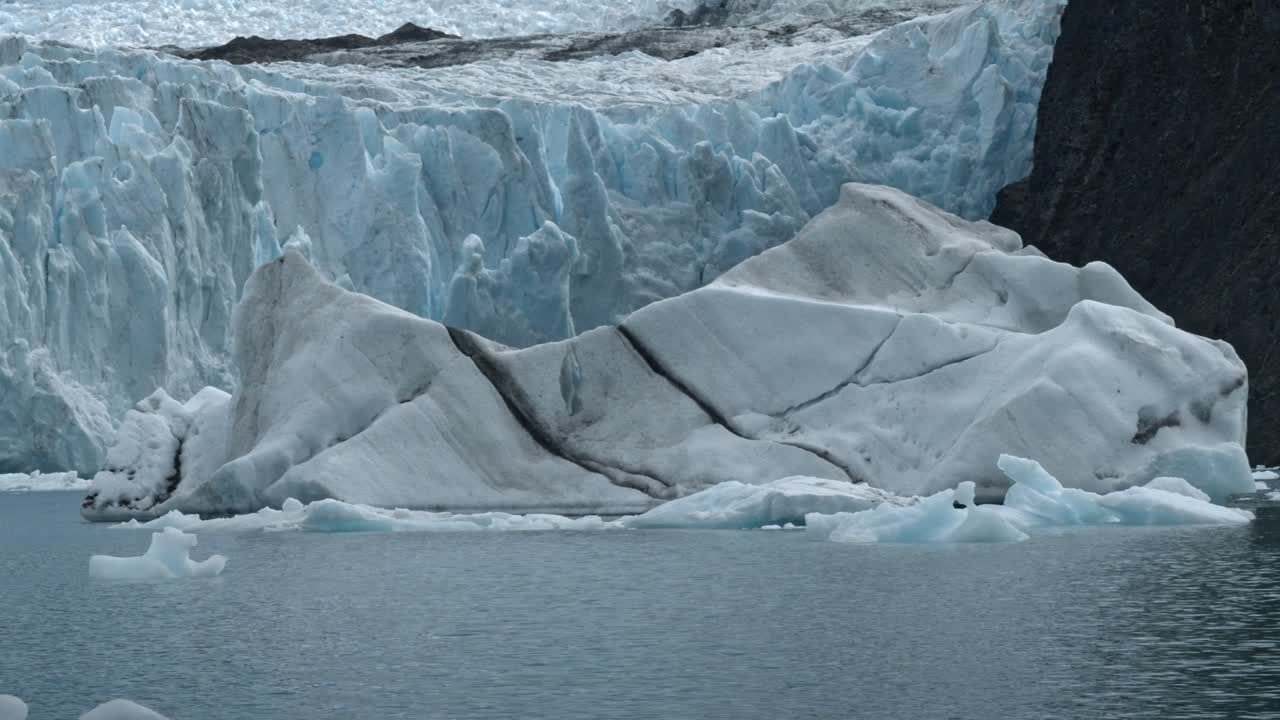 아르헨티나 호수 (lago argentino) 에 있는 스페가지니 빙하 (spegazzini glacier) 는 아르헨티나는 파타고니아에서 가장 크고 남쪽에 있는 호수이다.