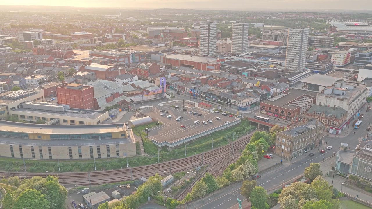 Sunderland sentrum ved siden av Mowbray Park i Tyne and Wear, England, som viser Park Lane jernbanekorridor, Holmeside, Sunniside og omkringliggende kommersielle distrikter, drone-tilbaketrekking.
