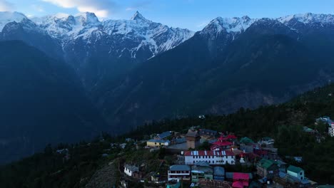una toma aérea de kalpa en invierno, cubierta de nieve con la impresionante gama kinner kailash.