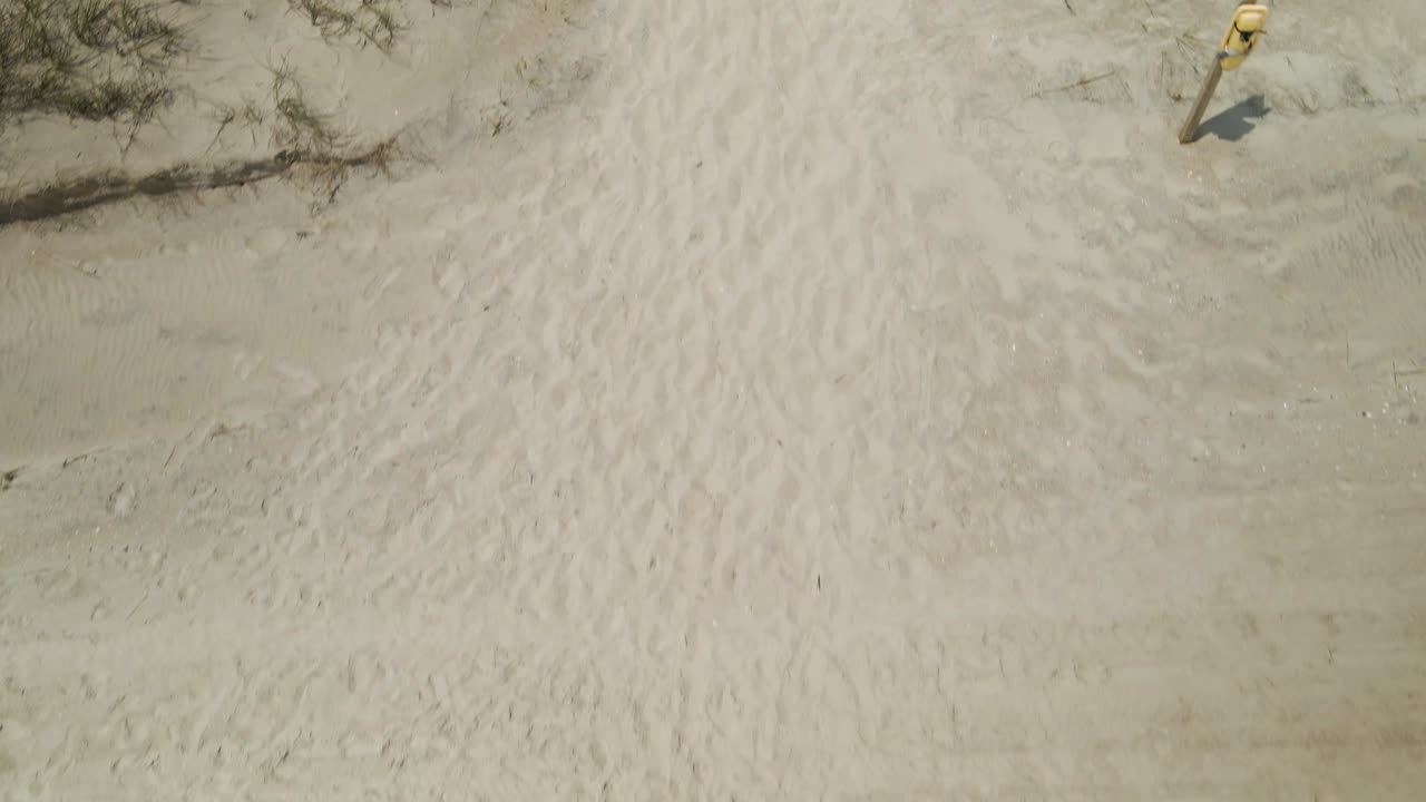 공중 촬영 결혼식 의자는 해변 샷 트랙에 뒤로 설정