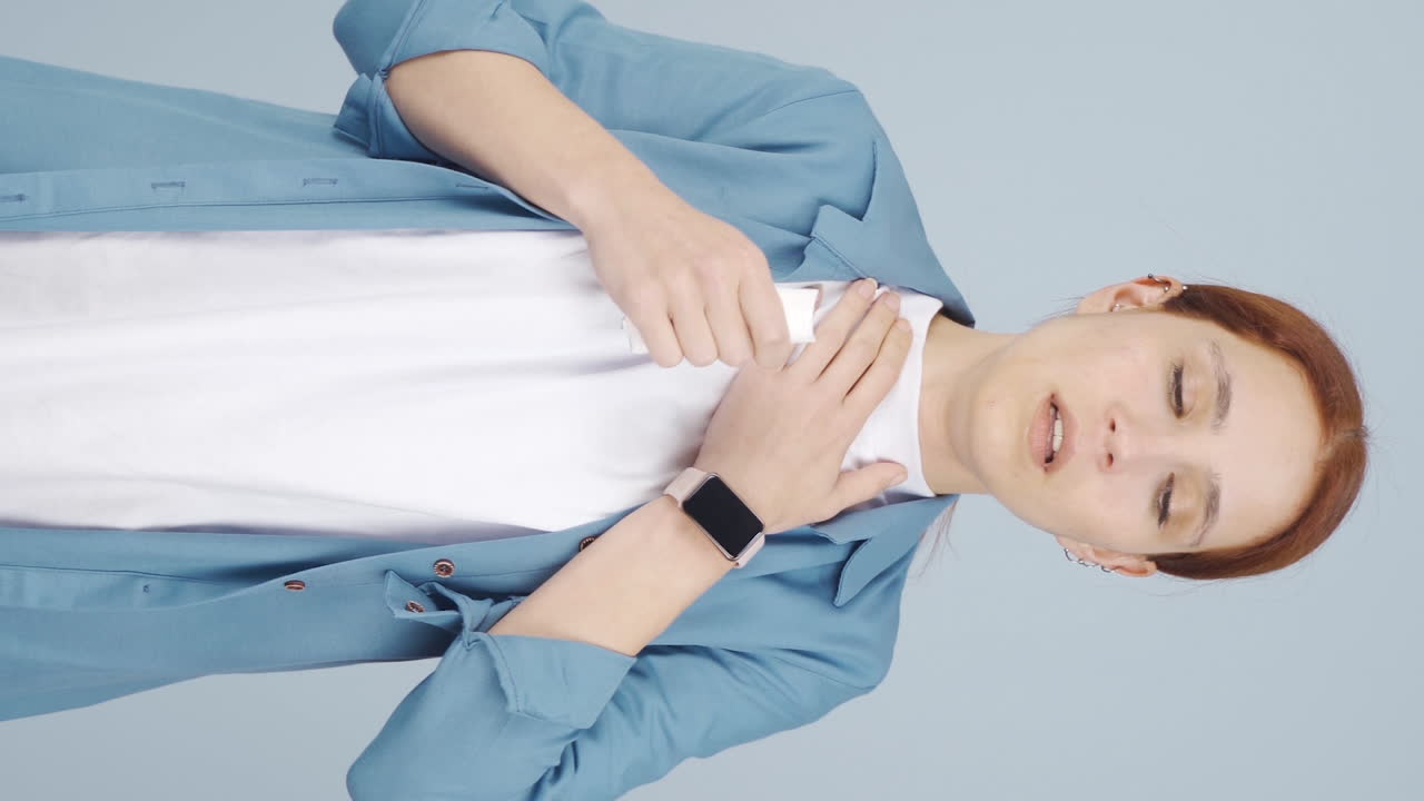 기침하는 동안 입과 코를  ⁇ 고 있는 여성의 수직 비디오.