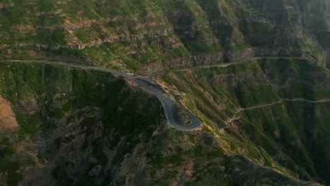 Scharfe-Kurve-In-Der-Bergstraße-Am-Grünen-Felshang-Der-Madeira-kette