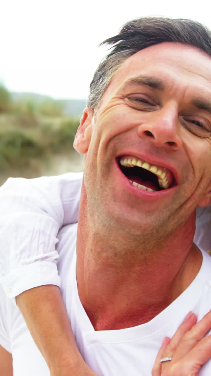 coppia matura insieme in spiaggia