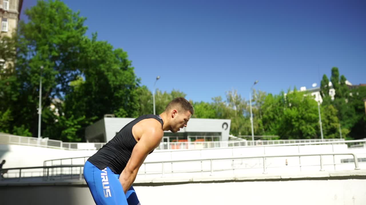 야외에서 케틀벨과 함께 운동하는 남자