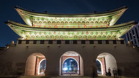 한국 서울의 gwanghwamun 게이트에 있는 사람들의 타임 스