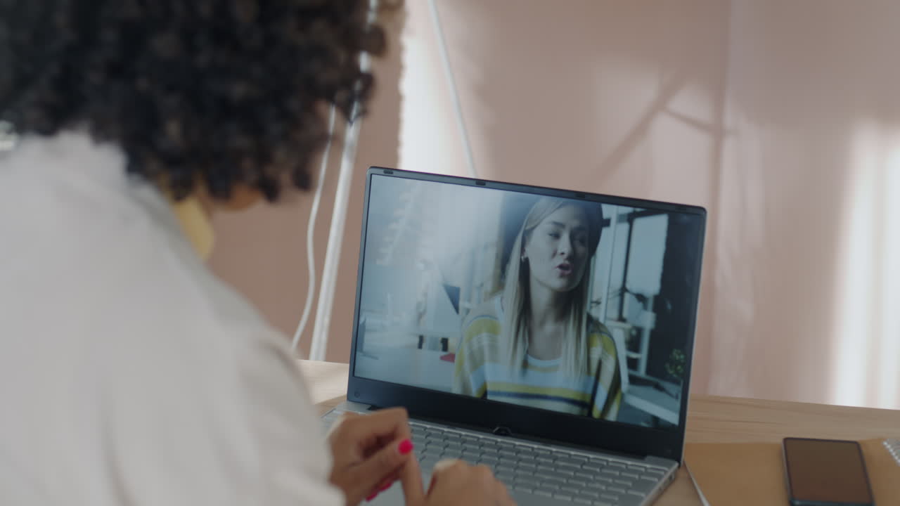 mujer haciendo una llamada de video