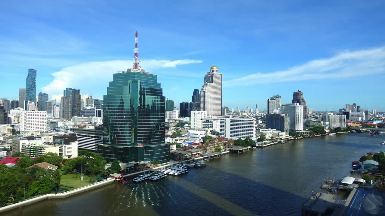 차오프라야 강의 한쪽에서 다른 쪽으로 건너는 강 페리 보트의 시간 경과