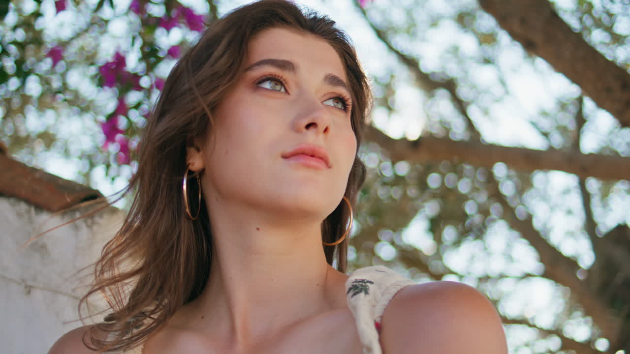 아름다운 모델을 찾는 카메라 휴식 정원 초상화. 만적인 여성 포즈