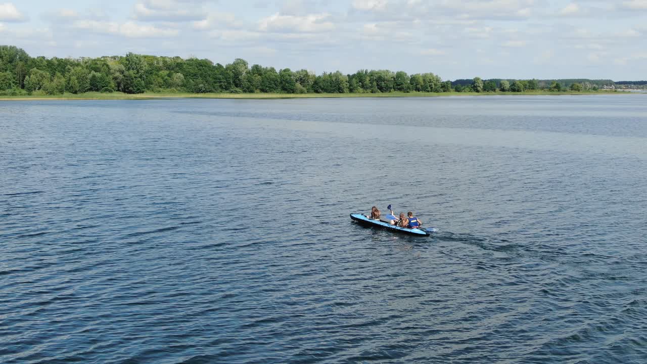 Luftbåren drone-trackingoptagelse af en jolle der sejler i havet omgivet af øer
