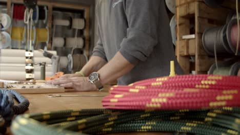 artesano trabajando dentro de su taller de pulseras, vista estática