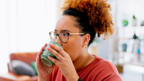 feliz, café y computadora portátil con mujer negra en casa