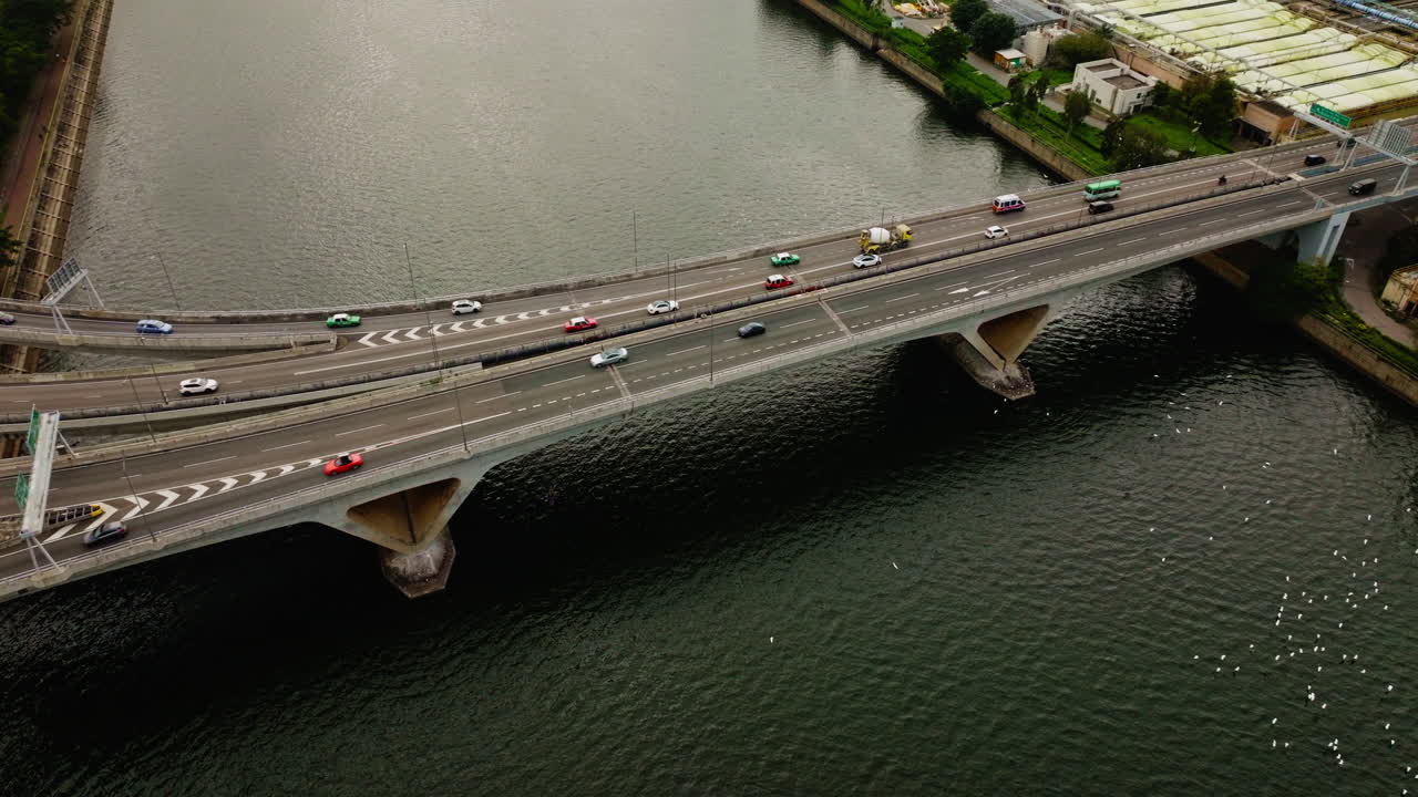 중국 홍콩의 넓은 수로 다리를 통해 고속도로에서 운전하는 교통 차량