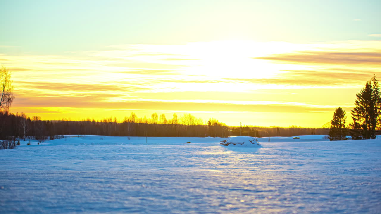 하늘에 흐르는 밝은 태양과 얼음 눈에 반사되는 융합 시간 경과