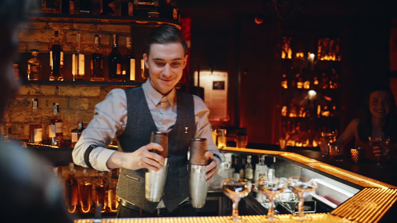 Camarero preparando cócteles en coctelera y sirviendo a un cliente en la barra de un club de lujo