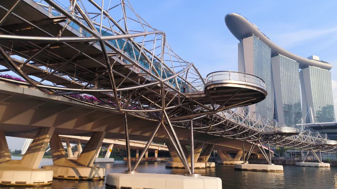 싱가포르의 마리나 베이 (marina bay) 를 가로지르는 현대적인 보행자 다리. 배경에는 마리나 샌즈 호텔이 있다.