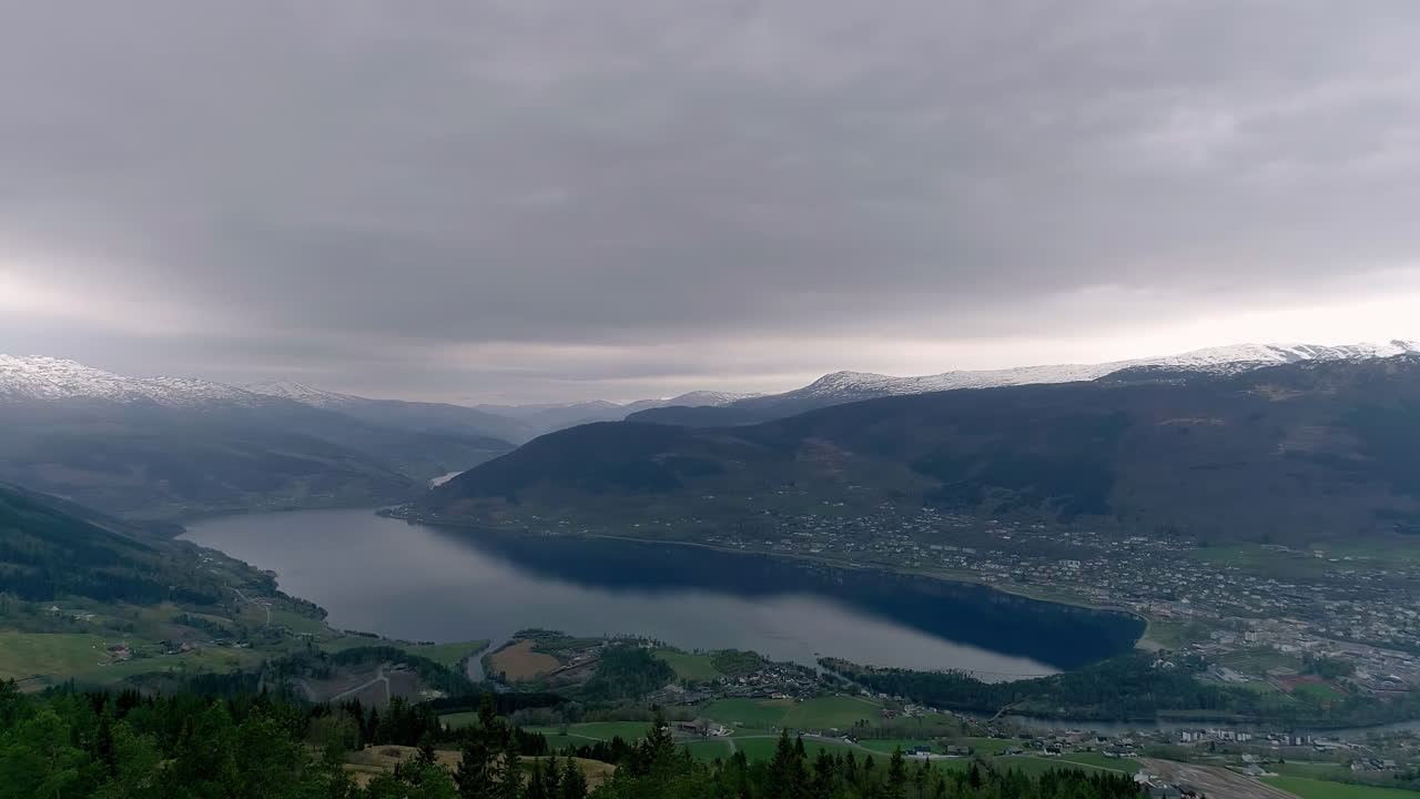 흐린 날에 노르웨이의 aurlandsfjord에서 산의 실루엣의 반영