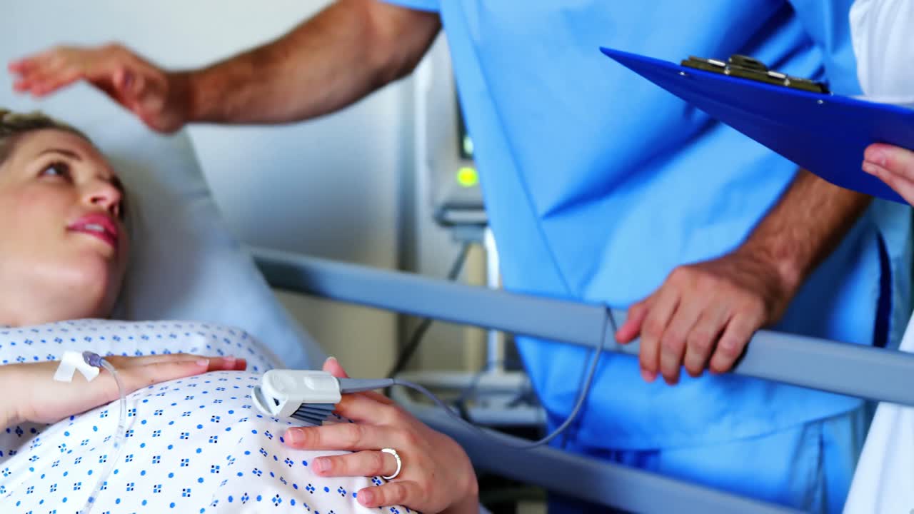 Lääkäri neuvoo raskaana olevaa naista osastolla