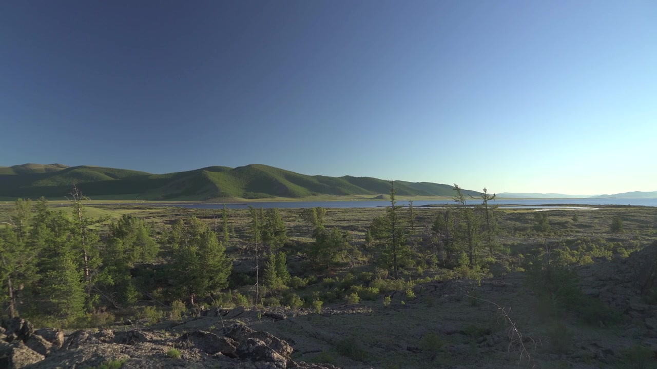 Paesaggio panoramico di colline verdi e lago in Mongolia