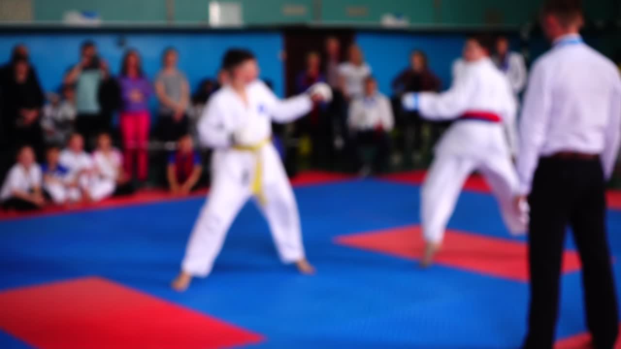Karatekonkurrencer. Uskarpt. Slowmotion