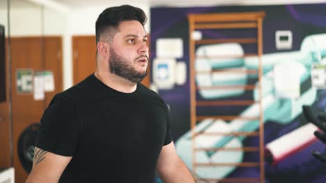 primer plano joven saltando la cuerda para mejorar la fuerza muscular y la rutina cardiovascular en el gimnasio