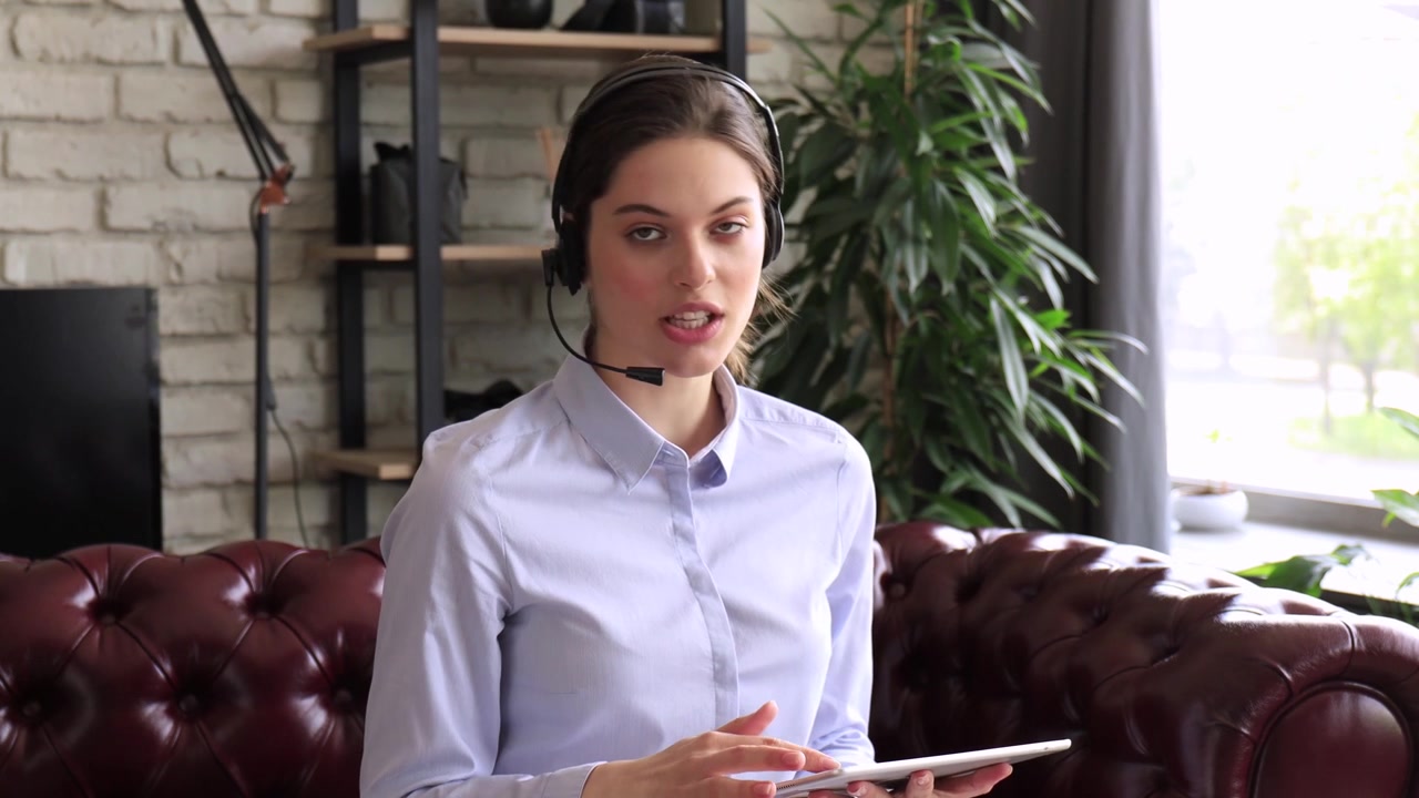 Jovem Mulher com Headset em Videochamada
