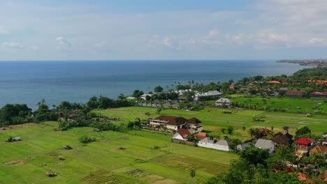 印度尼西亞巴厘島熱帶海岸線的<unk>田山谷的空中風景