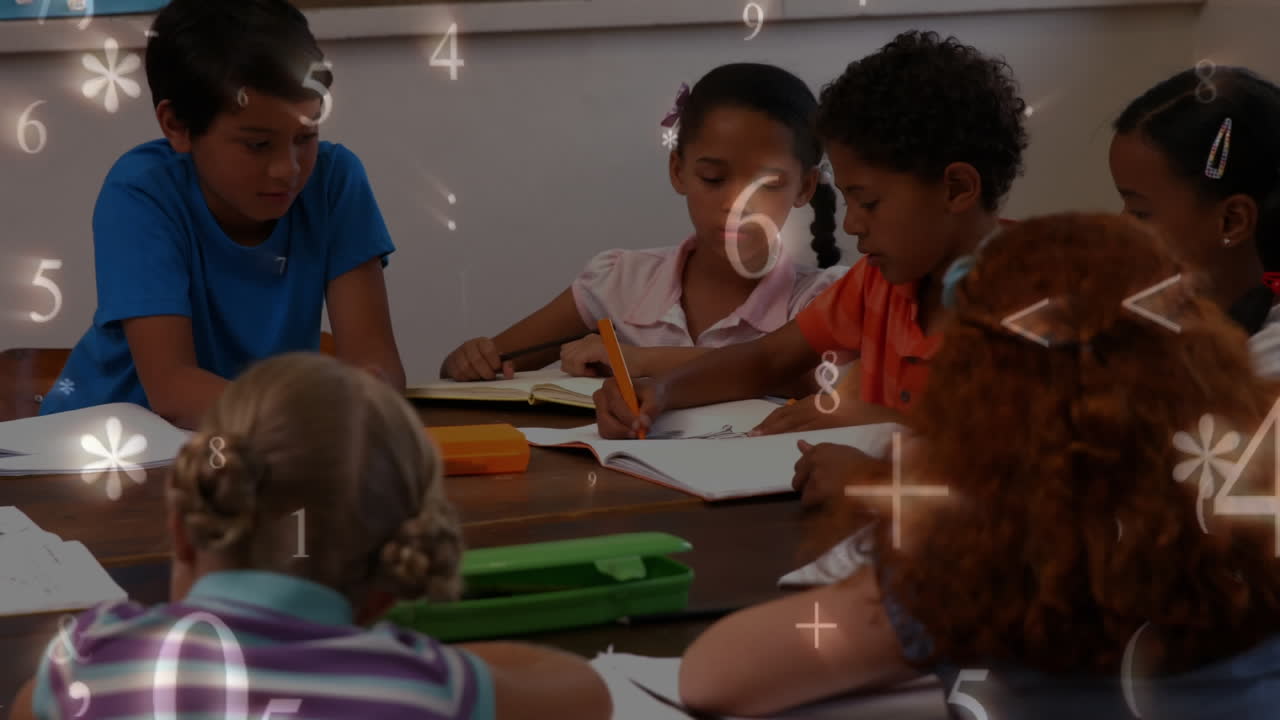 grupo de niños pequeños estudiando juntos en clase