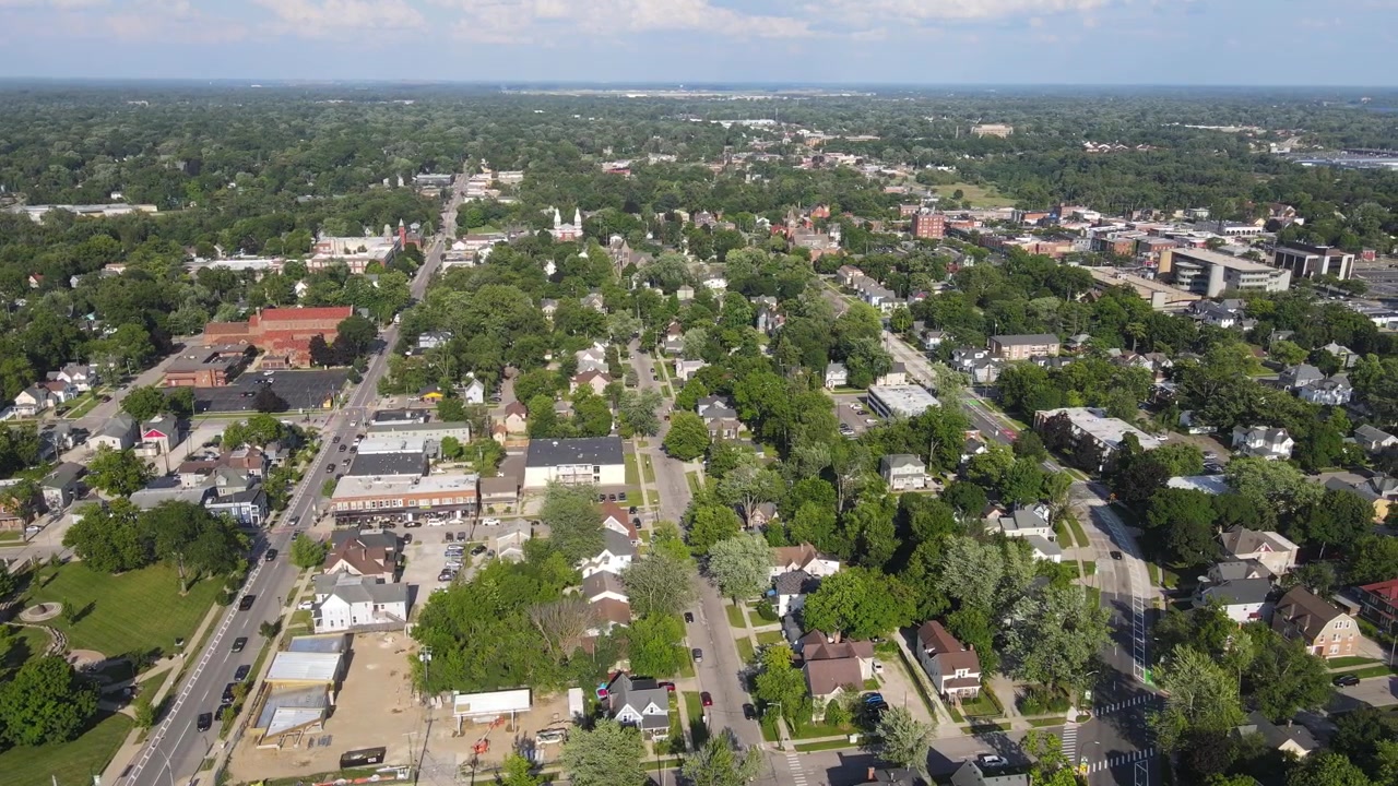 Veduta aerea di un quartiere residenziale a Ypsilanti, Michigan, USA, con strade, alberi e case.