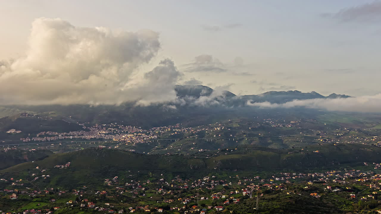 montañas y la ciudad de palermo en la isla de sicilia, vista aérea