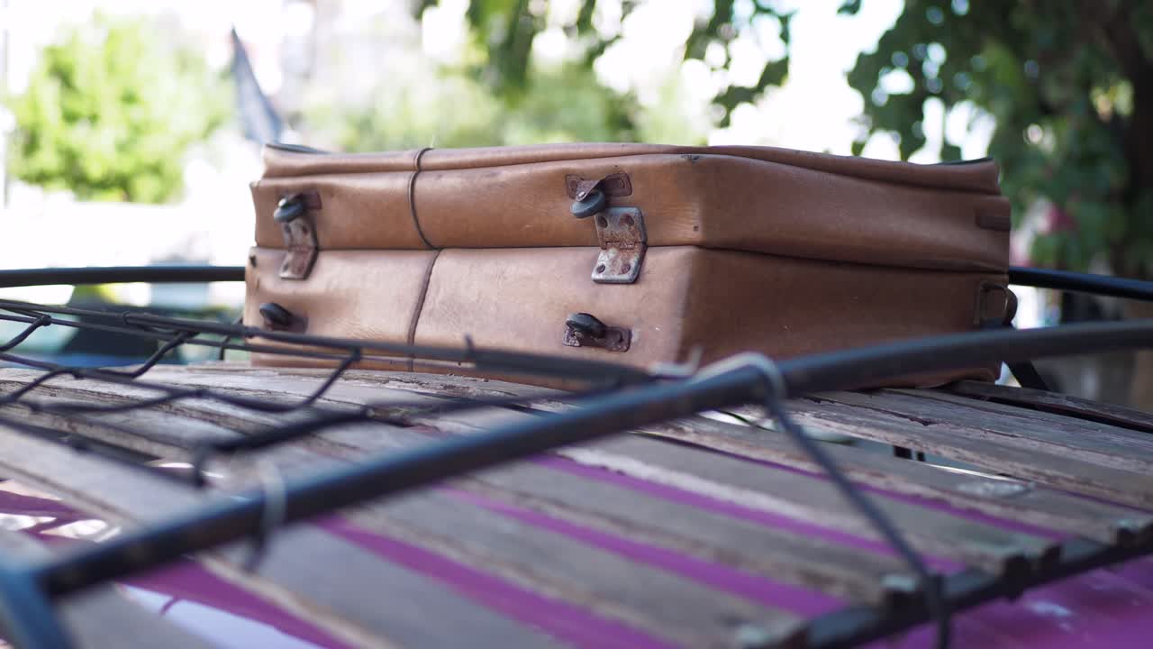 자동차 지붕 랙 에 있는 빈티지 가방