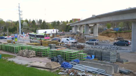 una reserva de materiales de construcción reunidos en un sitio de construcción de carreteras