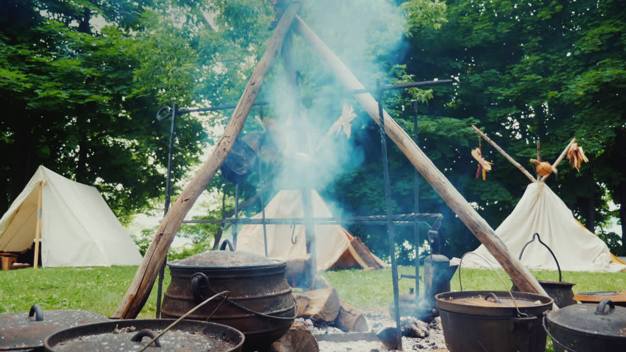 숲 음식에 있는 아메리카 원주민 캠프가 전경 전통 wigwam 텐트에서 준비되고 있습니다.