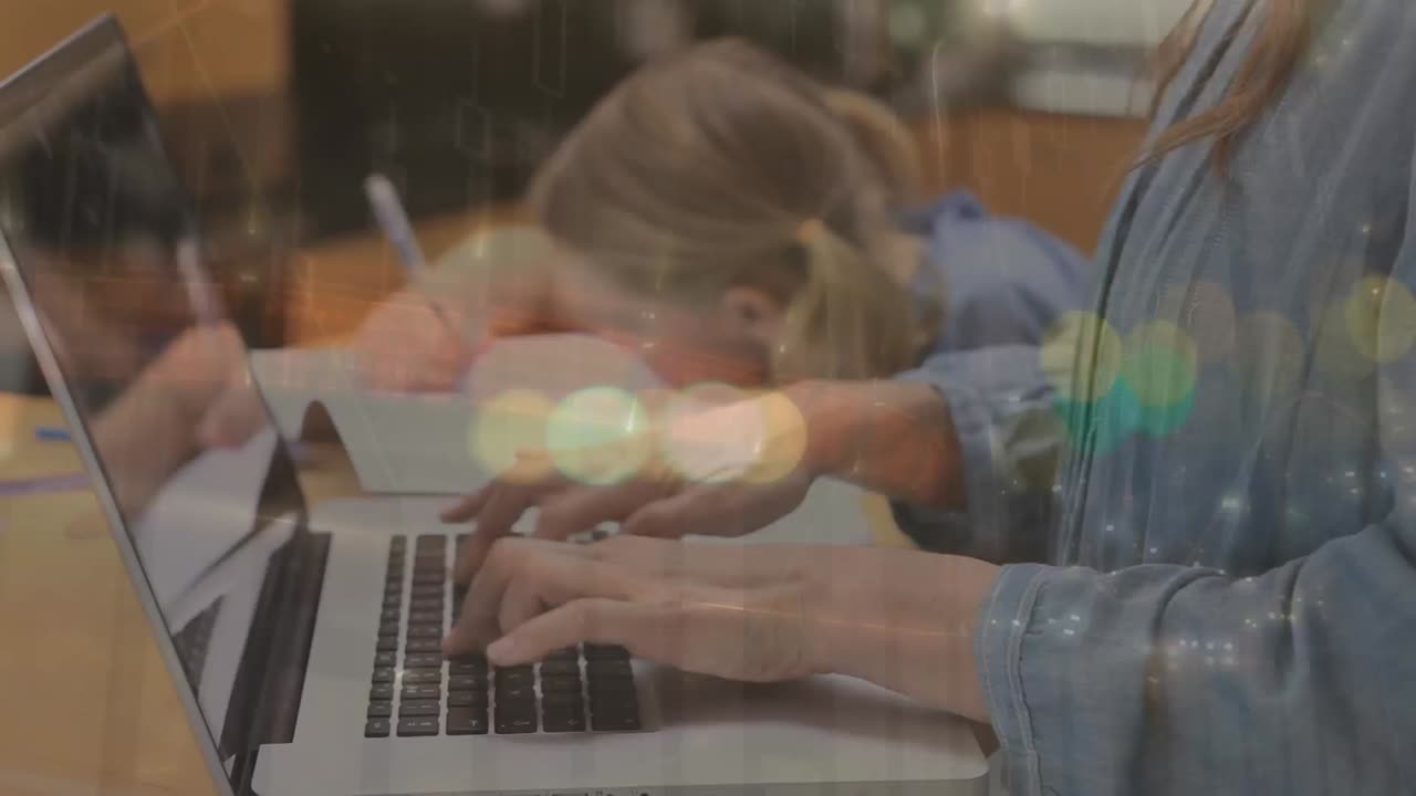 노트북을 사용하는 사업가 여성에 대한 금융 데이터 처리 애니메이션