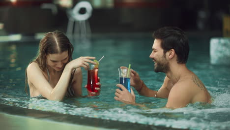 Young-couple-drinking-cocktails.-Portrait-of-smiling-family-having-fun