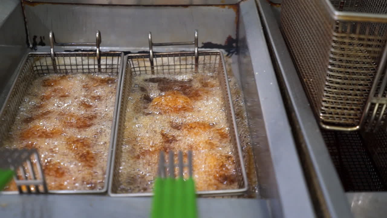 튀긴 음식은 전문 식당 주방 튀김, 슬라이더 hd에서 황금빛 갈색으로 변합니다.