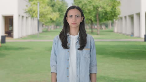 chica india enojada mirando fijamente a la cámara