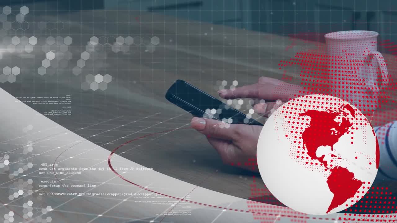 animación del globo y procesamiento de datos sobre las manos de una mujer caucásica usando un teléfono inteligente