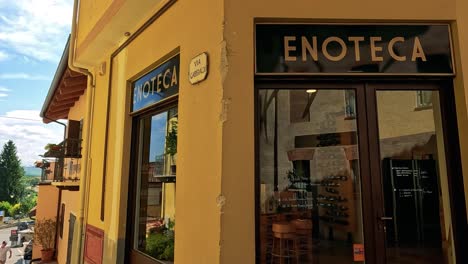 un paseo por una tienda de vinos en italia