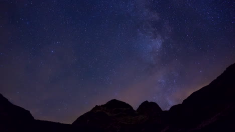 Ein-Nächtlicher-Astrozeitraffer-In-Den-Bergen