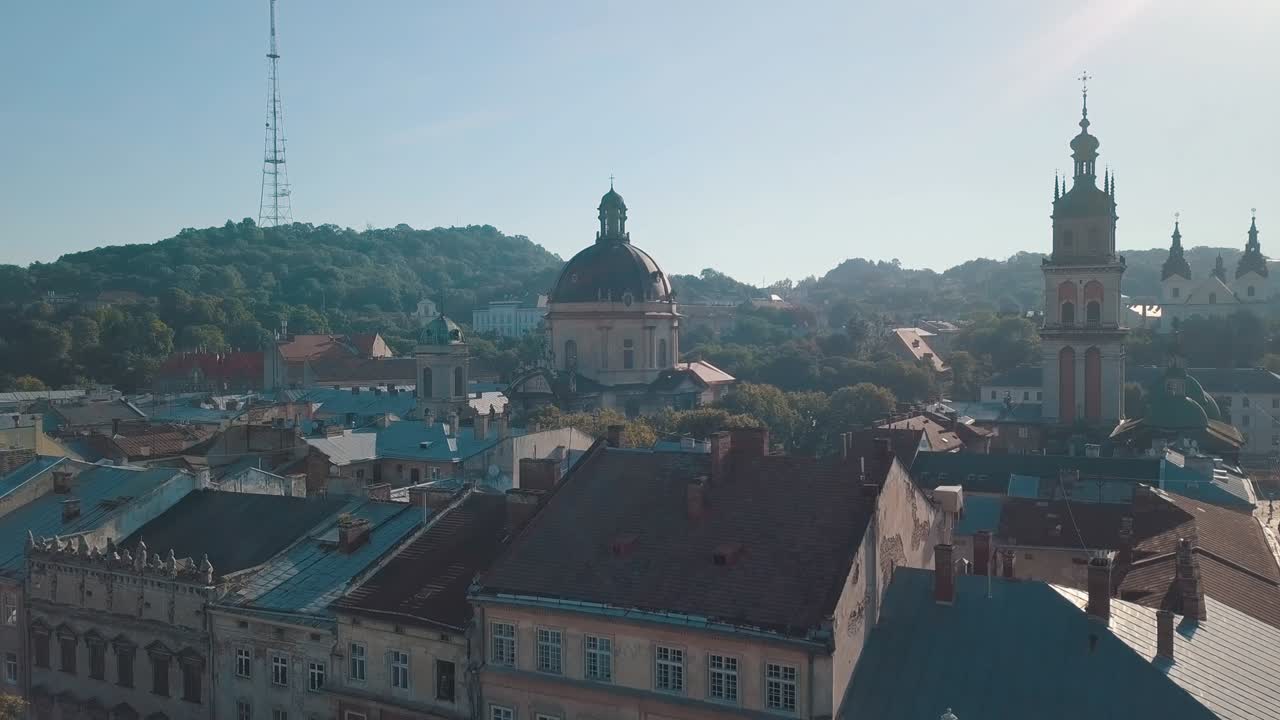 LVOV, UCRÂNIA. Panorama da cidade antiga. Os telhados de edifícios antigos. Câmara Municipal de Lviv, Igreja Dominicana, Prefeitura, a torre. Vista aérea das ruas.