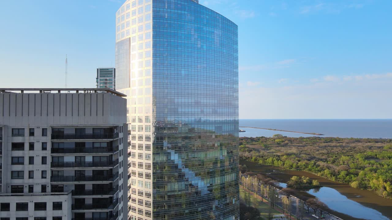 toma aérea hundida de rascacielos y paisaje verde, buenos aires