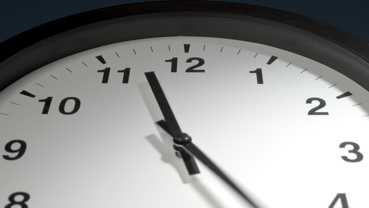 cara del reloj en la pared azul oscuro en el lapso de tiempo