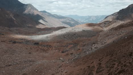 智利卡<unk>德爾梅波 (cajon del maipo) 的安第斯山脈