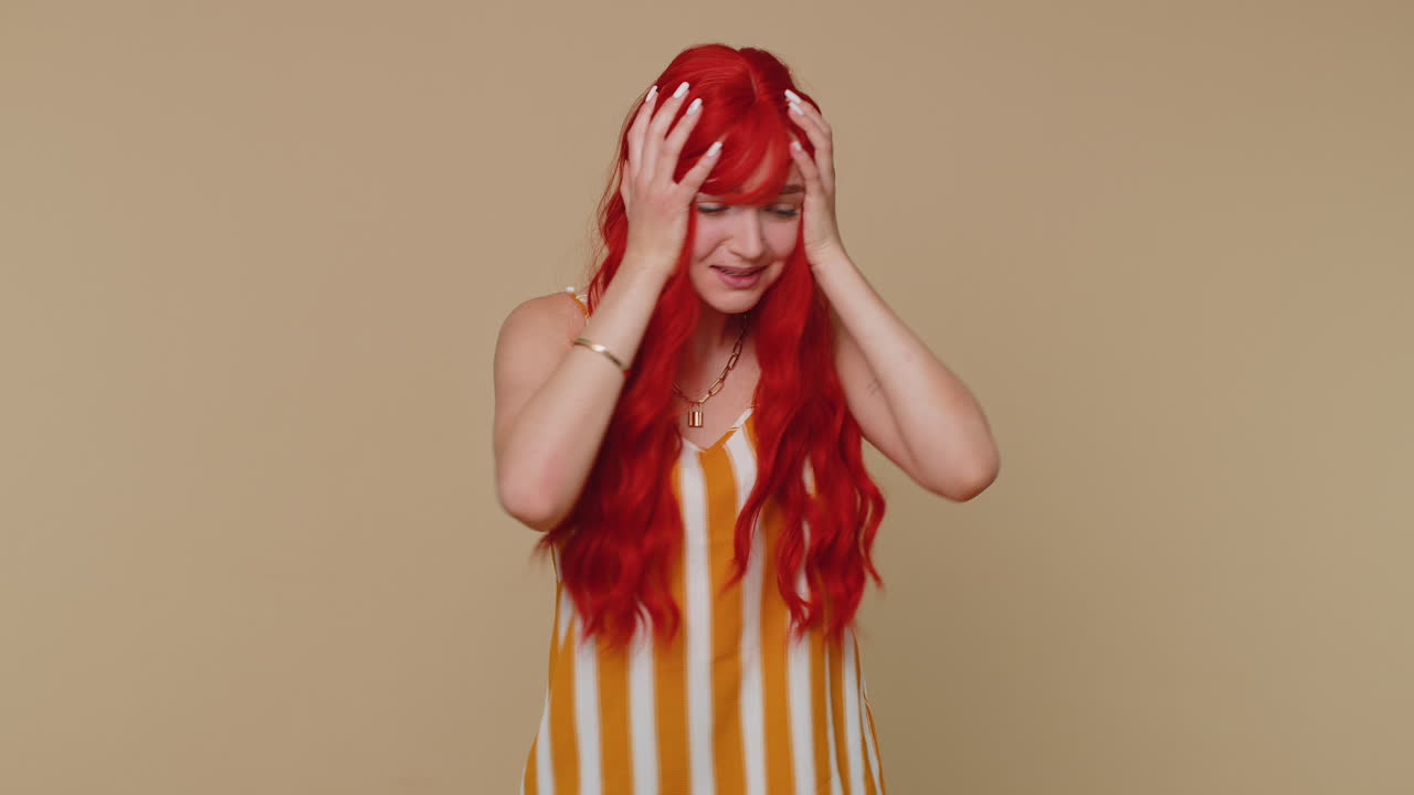 소녀는 스트레스, 긴장, 문제, 공포, 절망, 두려움, 놀라움, 충격, 분노를 표현합니다.