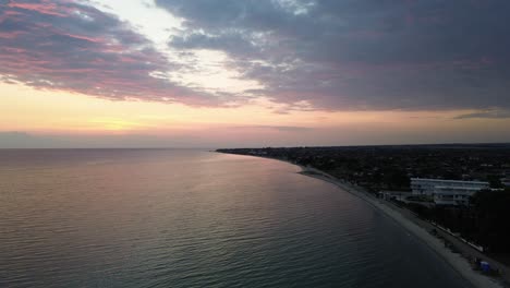 Sonnenuntergang-In-Griechenland-Im-Dorf-Flogita-Auf-Chalkidiki-Mit-Ägäis,-Gefilmt-Mit-Einer-Drohne-In-4k