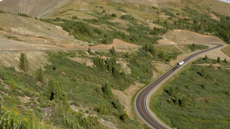 Coches-Circulando-Por-Las-Montañas-Rocosas-De-Colorado