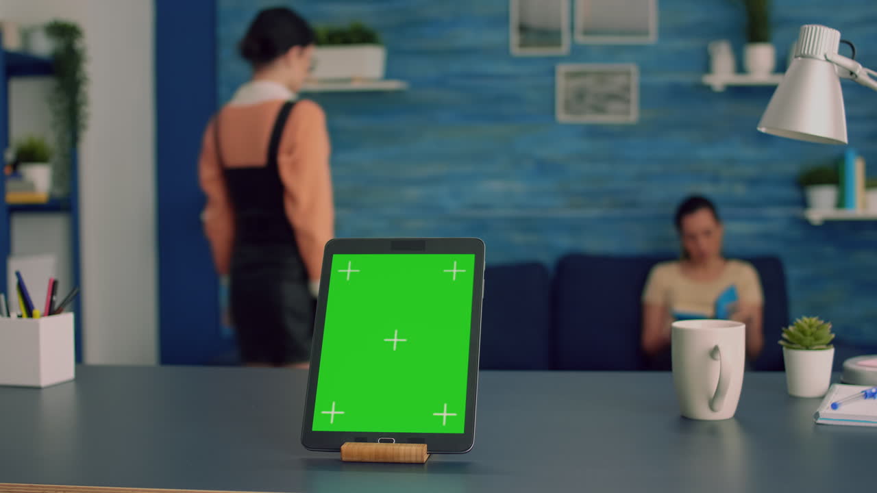 estudio en el hogar equipado con computadora tableta con pantalla verde simulada y pantalla de tecla cromática