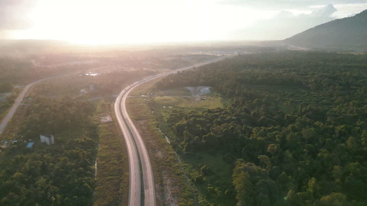 vista aérea del atardecer en el puente de lundu y el río con bosque verde, montaña detrás del suelo. sarawak.